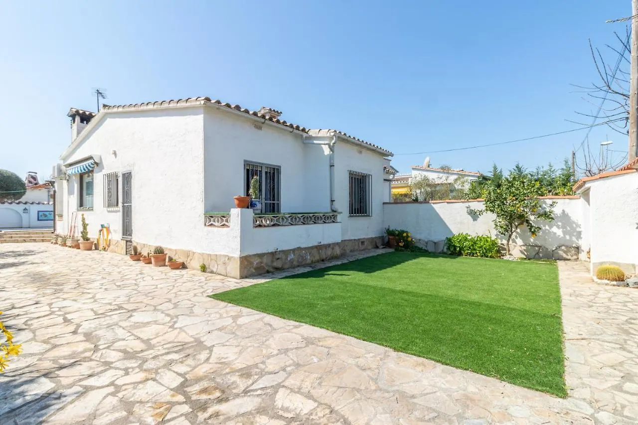 Holiday home Goldhome - Requesens - Piscina Privada, Cerca Playa Empuriabrava