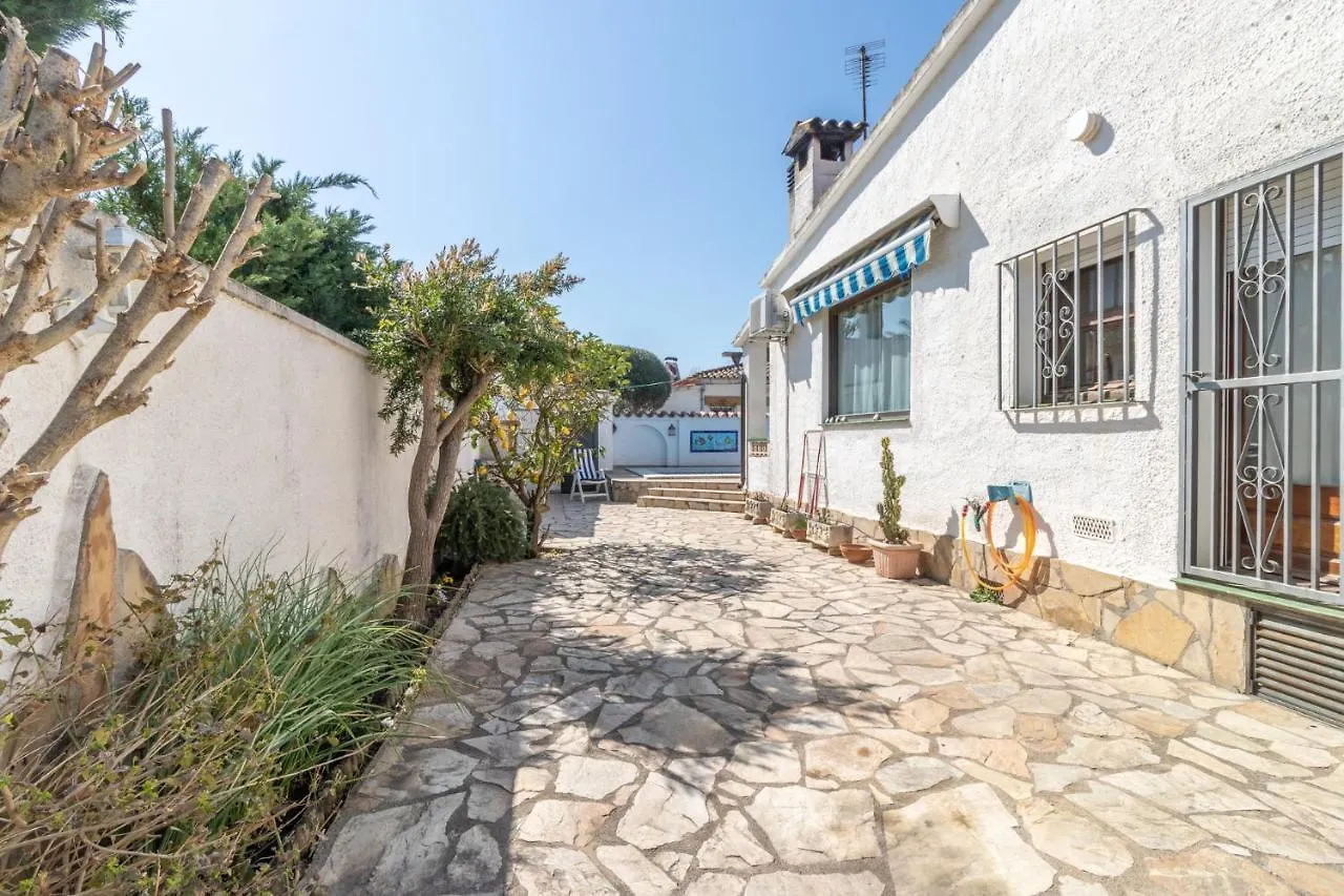 Holiday home Goldhome - Requesens - Piscina Privada, Cerca Playa Empuriabrava